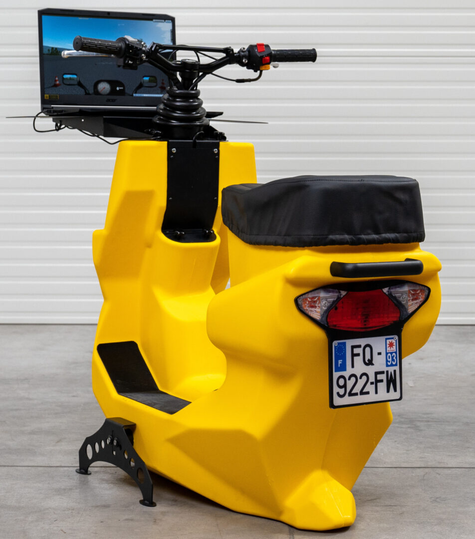 Composé en deux blocs, ce simulateur deux-roues est facilement démontable et transportable dans un coffre de voiture.