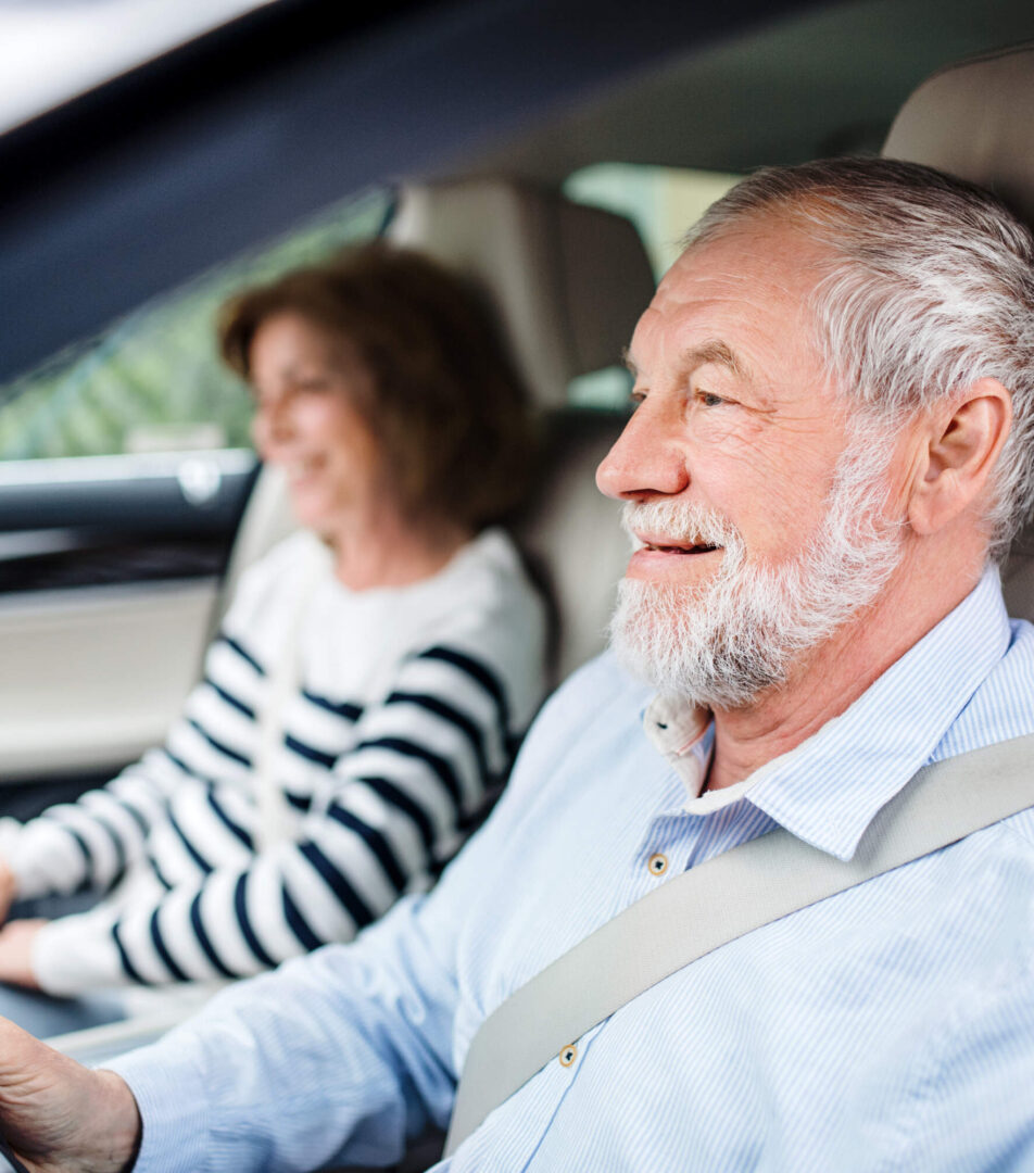 senior au volant d'une voiture