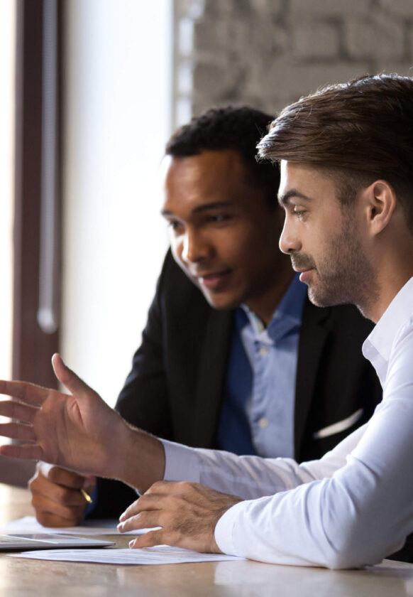 conseiller ediser accompagnant un client dans son projet d'acquisition d'un simulateur de conduite