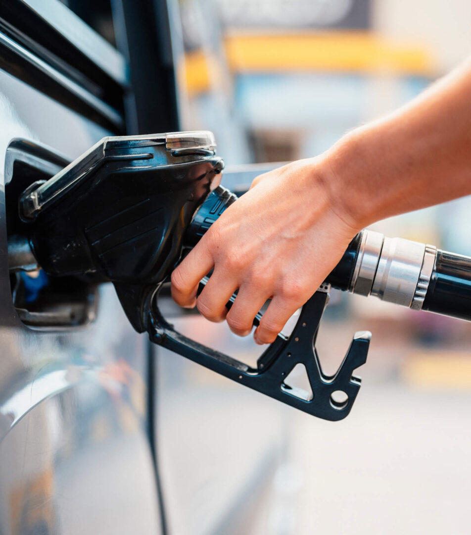 Personne mettant du carburant dans sa voiture