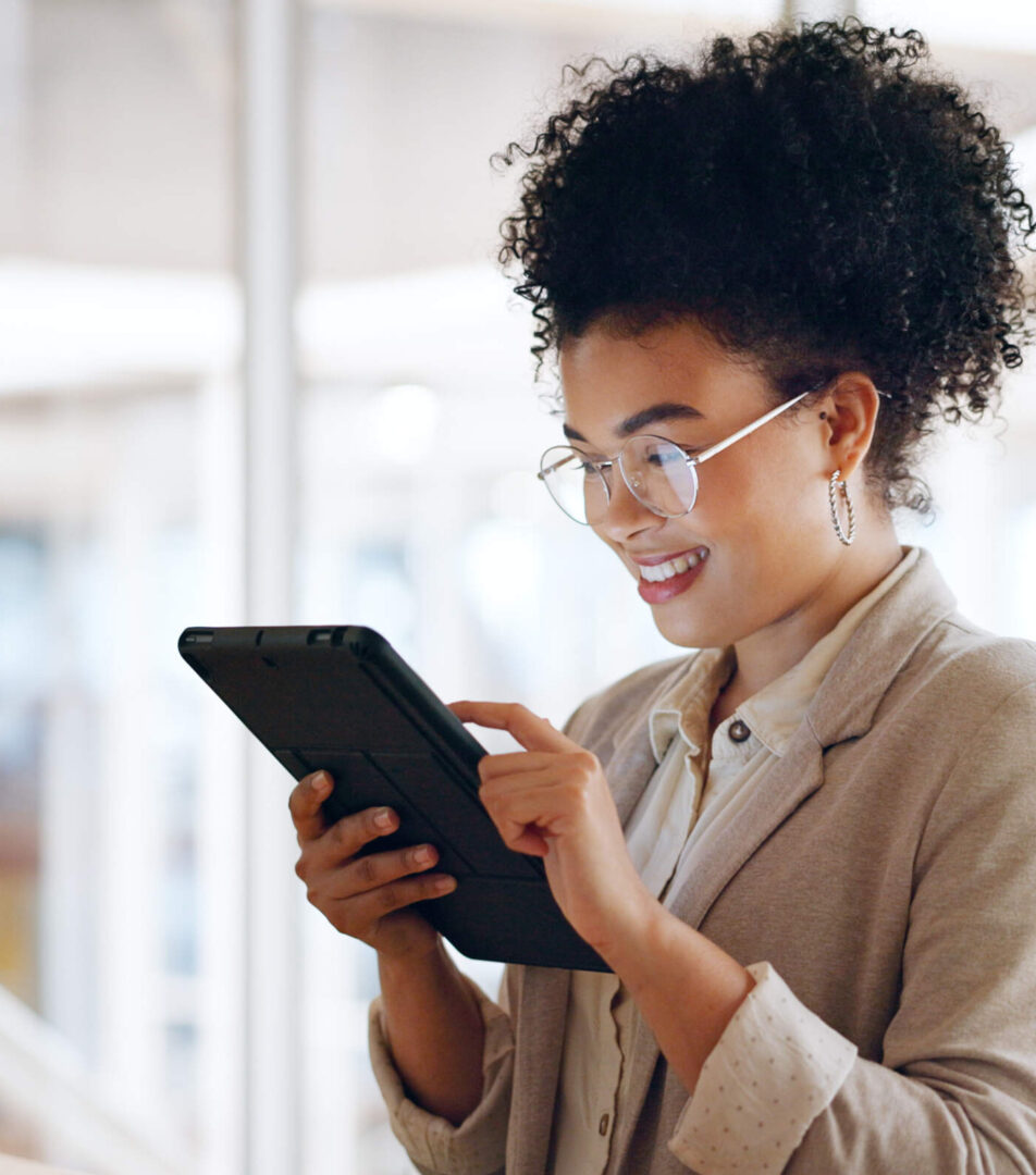 Femme avec une tablette dans les mains