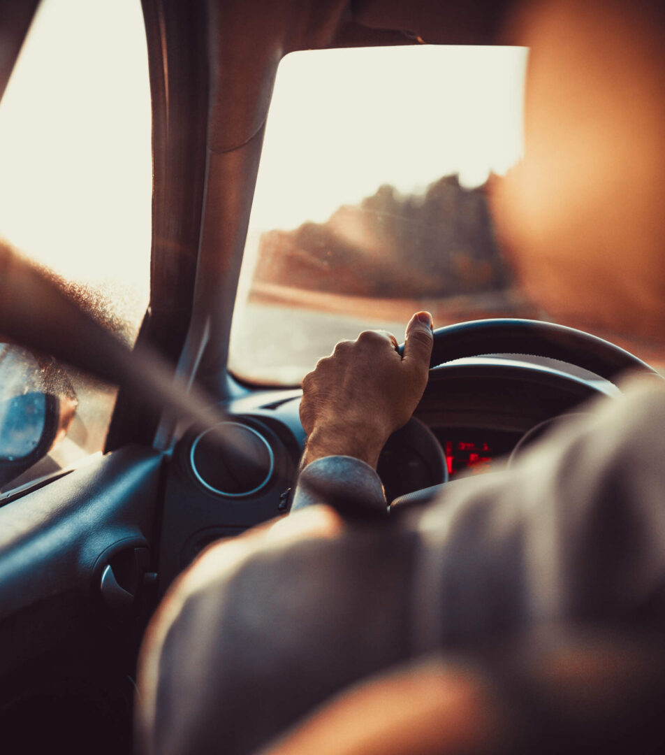 conducteur avec les mains sur le volant