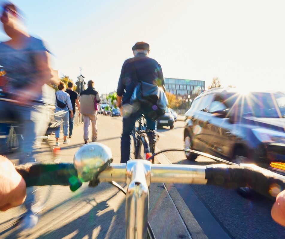 partage de la route : piétons, cyclistes, voitures